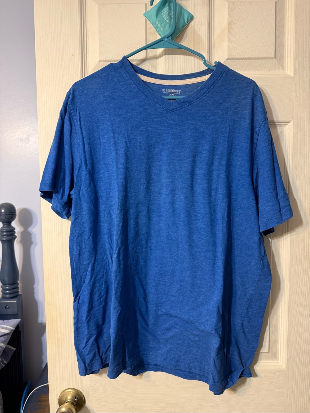No Boundaries Men's Royal Blue V-Neck Short Sleeve Tee